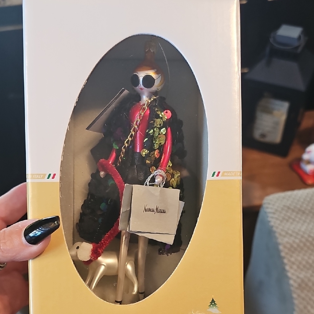 De Carlini... Collectors Item...Elegant Black and Red Figurine Ornament